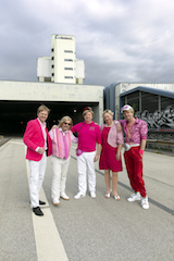 Blond und rosa aufgetakelt: Bov Bjerg, Horst Evers, Hannes Heesch, Christoph Jungmann und Manfred Maurenbrecher